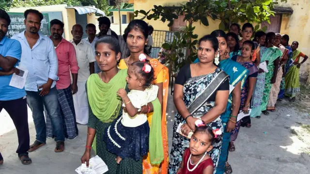 वोटिंग के लिए कतार में खड़े लोग