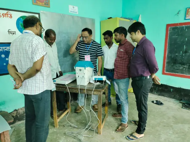 ভোটগ্রহণ শুরুর আগে প্রার্থীদের প্রতিনিধিদের সামনে ভোটযন্ত্র পরীক্ষা করিয়ে দেখানো হচ্ছে