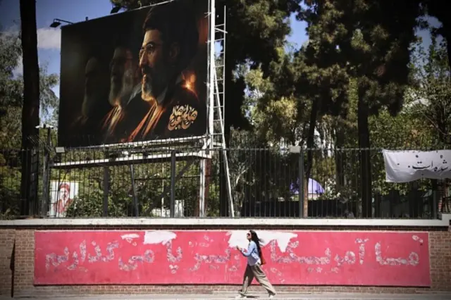 በኢራን ጎዳና የመሪዎቿ ምሰል ተሰቅሎ ይታያል