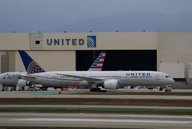 طائرتان تابعتان لشركة "يونايتد إيرلاينز" على مدرج في مطار لوس أنجيليس الدولي