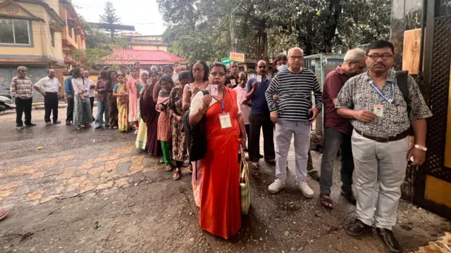 ভোটগ্রহণ শুরু হওয়ার আগেই লাইনে দাঁড়িয়ে আছেন অনেক ভোটার, কুচবিহার জেলার একটি ভোটকেন্দ্রের ছবি
