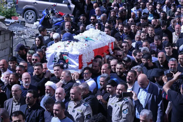 لبنانيون يحملون نعش الصحفية اللبنانية آمال خليل خلال جنازتها في بلدة بيسارية جنوبي صيدا في 23 أبريل/نيسان 2026