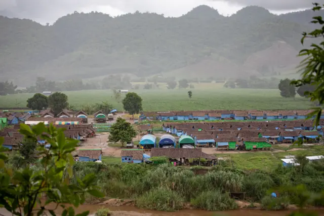 ထိုင်း-မြန်မာနယ်စပ် မဲဆောက်၊ တာ့ခရိုင်ထဲက ဒုက္ခသည်စခန်းတစ်ခု (ပုံဟောင်း)