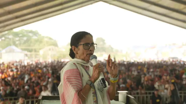 একটি জনসভায় মমতার বক্তব্য (ফাইল)