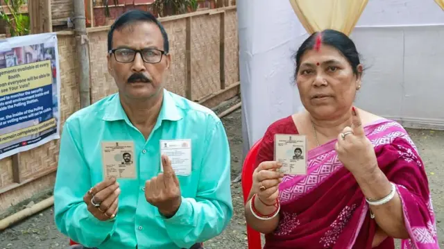 वोटिंग के बाद पति-पत्नी