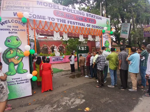 'গণতন্ত্রের উৎসবে আপনাকে স্বাগত'- বেশ কিছু ভোটকেন্দ্রে এই বার্তা লেখা ব্যানার লাগিয়েছে নির্বাচন কমিশন, কুচবিহার শহরে একটি কেন্দ্রের ছবি