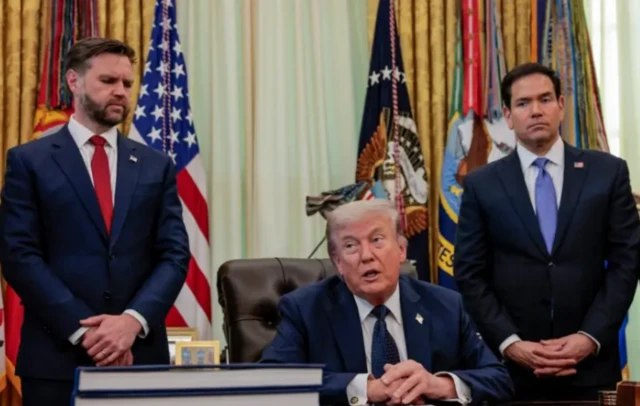 الرئيس الأمريكي دونالد ترامب بمكتبه في البيت الأبيض وعلى يمنيه وزير الخارجية الأمريكي ماركو روبيو ونائبه جيه دي فانس.