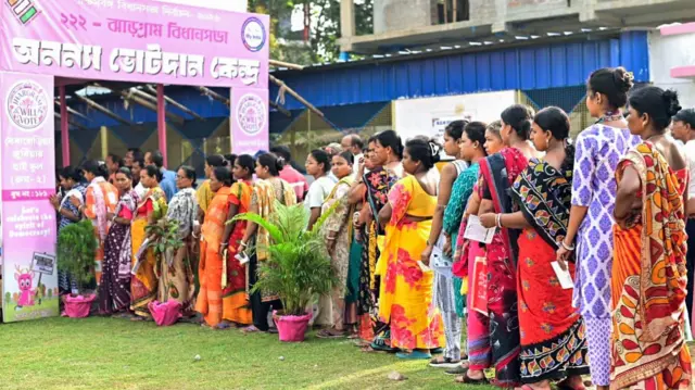 ঝাড়গ্রামের একটি ভোটদান কেন্দ্রে মহিলা ভোটারদের লাইন