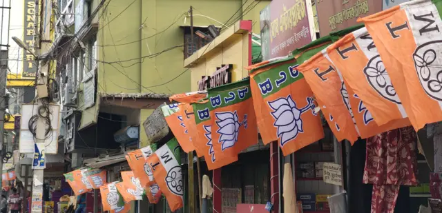 নির্বাচনে প্রধান দুই প্রতিপক্ষ - তৃণমূল কংগ্রেস ও বিজেপি