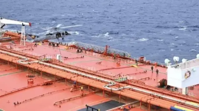 جانب من صعود قوات أمريكية على متن سفينة مرتبطة بإيران