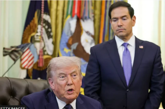 ألرئيس الأمريكي، دونالد ترامب ويقف على يمينه وزير الخارجية الأمريكي، ماركو روبيو.