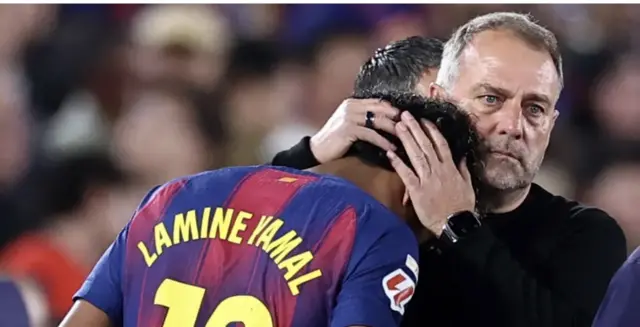 Ifoto ya Lamine ahoberwa n’umutoza mbere yo kuva mu kibuga