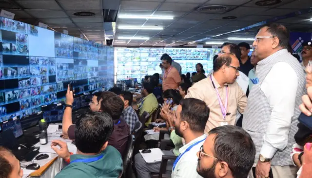 রাজ্যের সব আসনে ভোট গ্রহণের ওপরে নজরদারি চলছে কলকাতায় নির্বাচন কমিশনের প্রধান নিয়ন্ত্রণ কক্ষে