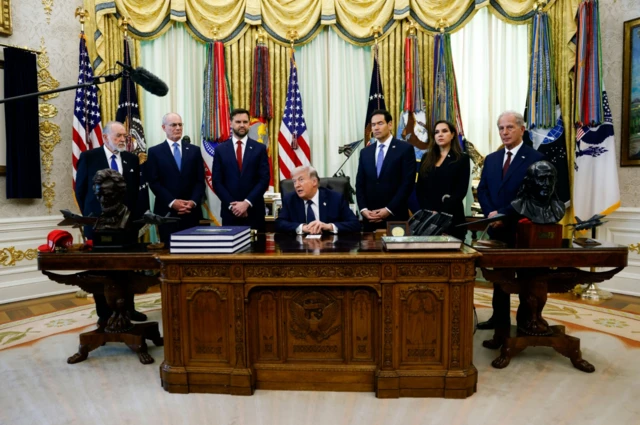 ترامب في المكتب البيضاوي وخلفه يقف كبار المفاوضين من لبنان وإسرائيل ونائبه ووزير خارجيته