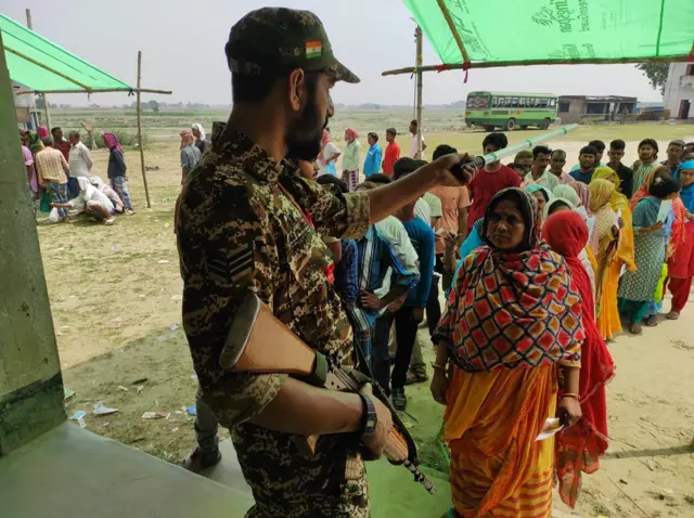 বাংলাদেশের সীমান্ত ঘেঁষা, পদ্মাপাড়ের গ্রাম - মুর্শিদাবাদের আখেরিগঞ্জে ভোটারদের লাইন