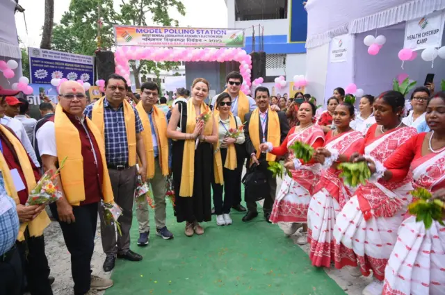দার্জিলিং-এর ভোটকেন্দ্রে বিদেশি পর্যবেক্ষকদের স্বাগত জানানো হয়