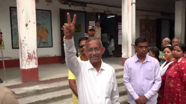 ভোট দিলেন শিলিগুড়ির তৃণমূল কংগ্রেস প্রার্থী গৌতম দেব