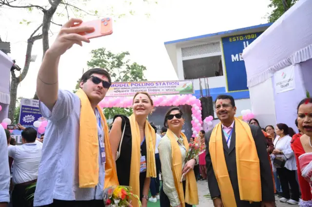 বিদেশি পর্যবেক্ষকদেরও দেখা গেছে বেশ ফুরফুরে মেজাজে