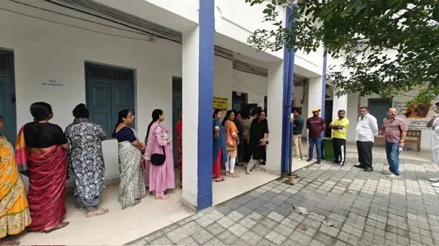 উত্তরবঙ্গের একটি ভোট কেন্দ্রের সামনে লাইন