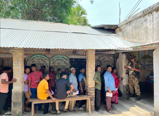 নন্দীগ্রাম আসনে একটি পোলিং বুথের সামনে ভোটারদের লাইন