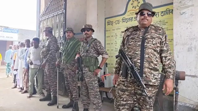 মালদার একটি ভোট গ্রহণ কেন্দ্রে নিরাপত্তাকর্মীরা