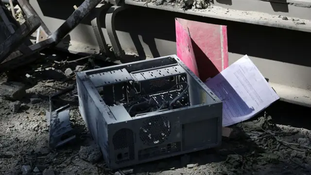 بقایای یک کامپیوتر در میان آوار به جا مانده از حمله به یک مرکز آموزش عالی در تهران