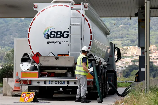 شاحنة صهريج تزود محطة وقود في نيس، فرنسا، 21 أبريل/نيسان 2026.