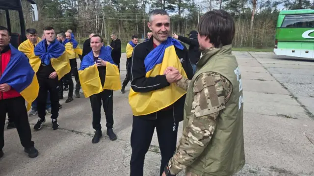 украинские военные, вернувшиеся из плена