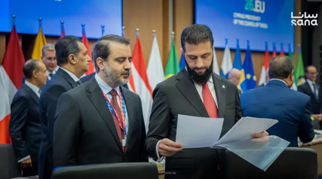 رئيس المرحلة الانتقالية في سوريا أحمد الشرع وإلى يمينه وزير خارجيته أسعد الشيباني