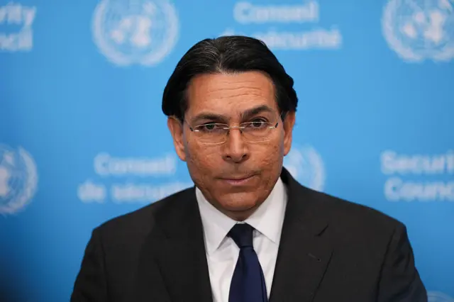 داني دانون، سفير إسرائيل لدى الأمم المتحدة، يتحدث إلى أعضاء وسائل الإعلام قبل اجتماع مجلس الأمن التابع للأمم المتحدة في نيويورك بالولايات المتحدة الأمريكية، في 28 فبراير/ شباط عام 2026.