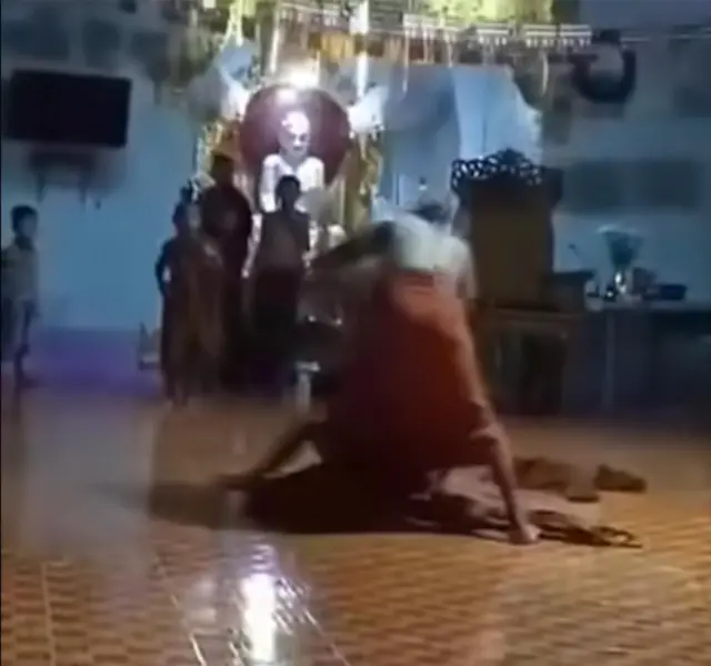 လူမှုကွန်ရက်မှာ ပျံ့နှံ့လာတဲ့ ရုပ်သံထဲမှာ မြင်ရတဲ့ ကိုရင်ငယ်ကိုရိုက်နှက်နေတဲ့ အခြေအနေ