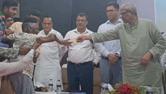 শুক্রবার ঘূর্ণিঝড় ও শিলাবৃষ্টিতে ক্ষতিগ্রস্ত পরিবারগুলোকে চেক ও বরাদ্দপত্র বিতরণ করেন এলজিআরডি মন্ত্রী মির্জা ফখরুল ইসলাম আলমগীর