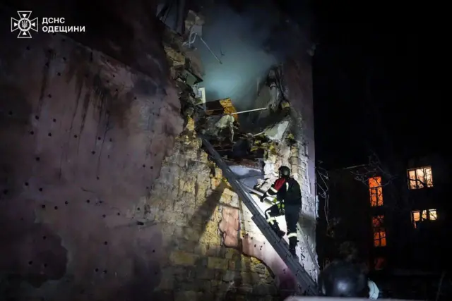 Под удар в Одессе попало трехэтажное здание, где были разрушены квартиры, и еще несколько домов, следует из сообщений спасателей и властей