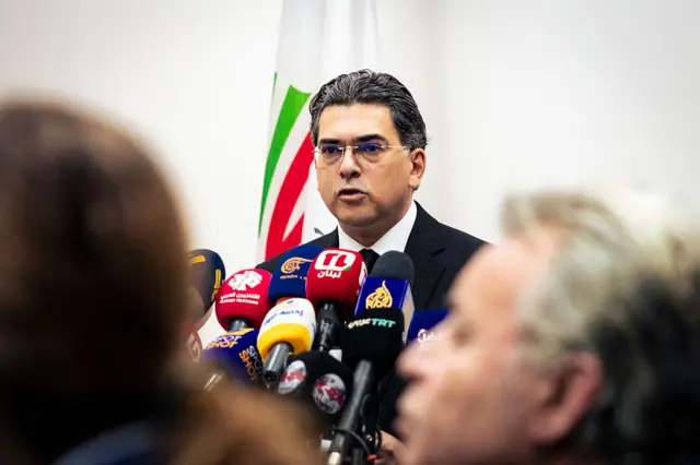 وزير الإعلام اللبناني، المحامي الدكتور بول مرقص، في مؤتمر صحفي طارئ في بيروت في 28 مارس/آذار 2026.