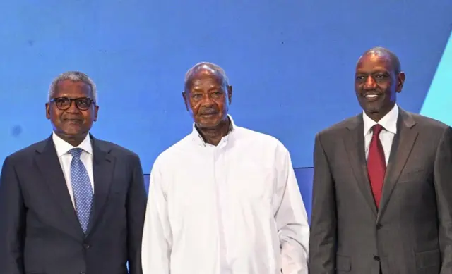 Dangote mu ishati yumweru kalvati y’ubururu irimo Utudomo na costume yumukara, Museveni yambaye ishati y’umweru, naho Ruto we yambaye ishati yumweru na costume yenda kuba umukara , no ifoto yafatiwe muri ‘Africa we build’I Nairobi