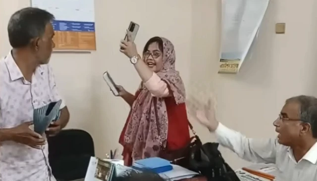 রাজশাহীর দূর্গাপুরে কলেজ শিক্ষিকা ও বিএনপি নেতার মধ্যে তর্কাতর্কি, হাতাহাতির ঘটনা ঘটেছে