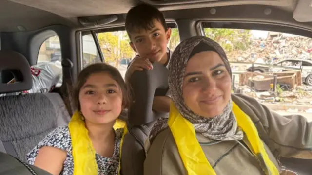 سيدة لبنانية مع طفل وطفلة.