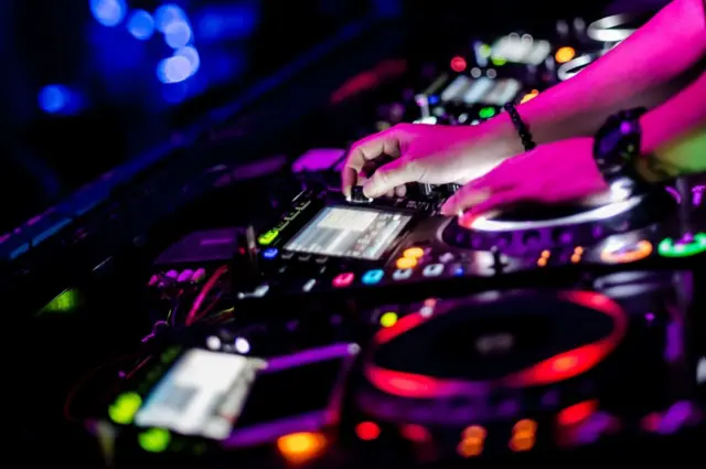 ရန်ကုန်မြို့က Night Club တစ်ခုမှာ DJ ဖျော်ဖြေနေမှု (ပုံဟောင်း)