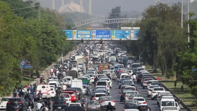 ازدحام مروري خانق يمتد إلى عدة مسارات في .العاصمة الباكستانية إسلام آباد