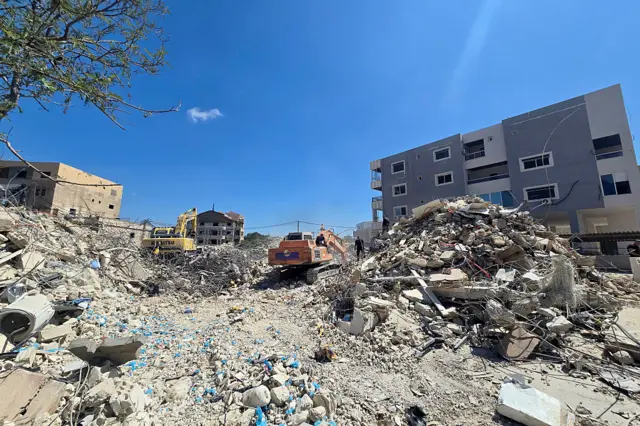 ইসরায়েলি হামলায় দক্ষিণ লেবাননের একটি গ্রামে ক্ষতিগ্রস্ত ভবনের ধ্বংসস্তূপ সরাতে উদ্ধারকর্মীরা খননযন্ত্র ব্যবহার করছেন। ছবিটি তোলা হয়েছে গত ২২শে এপ্রিল।