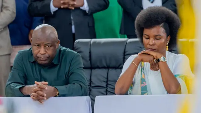 Prezida Ndayishimiye n'umugore wiwe Angeline Ndayishimiye mu masengesho kuwa kane i Gitega