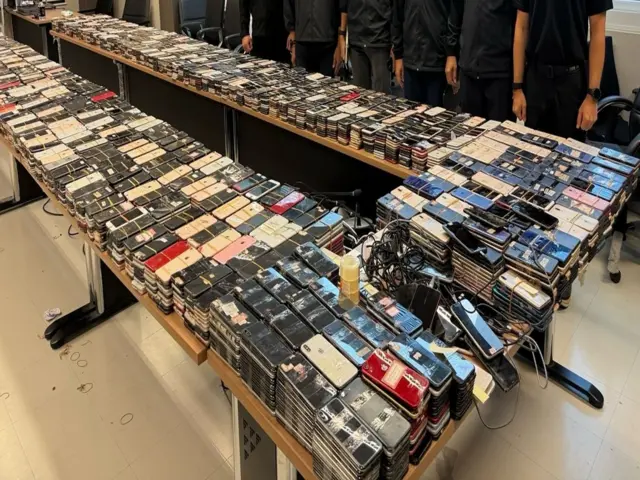 ကရင်ပြည်နယ်၊ မင်းလက်ပံ Shunda ဝင်းထဲက ငွေလိမ်လုပ်ငန်းမှာ အသုံးပြုတဲ့ မိုဘိုင်းလ်ဖုန်းတွေ( ပုံဟောင်း)