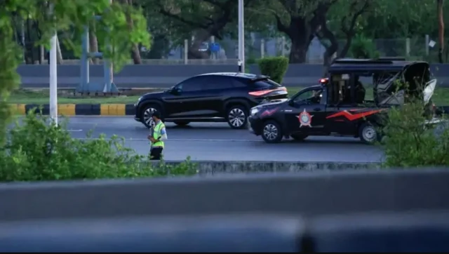 روئٹرز نے موٹروں کے ایک قافلے کی تصاویر شیئر کیں، جن کے بارے میں کہا گیا کہ یہ قافلہ ممکنہ طور پر پاکستانی دارالحکومت سے روانہ ہونے والے عباس عراقچی کا تھا