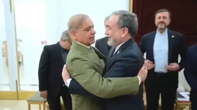 پاکستانی وزیر اعظم شہباز شریف اور ایرانی وزیر خارجہ عباس عراقچی