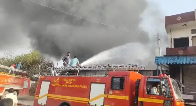 नीमराणा में गोदाम में आग