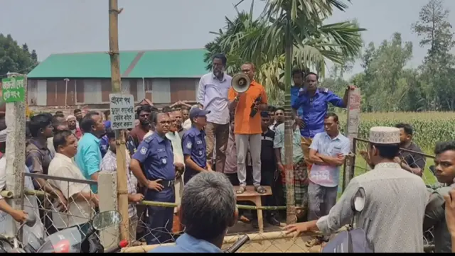 ঘটনাস্থলে গিয়ে পরিস্থিতি নিয়ন্ত্রণে আনে পুলিশ