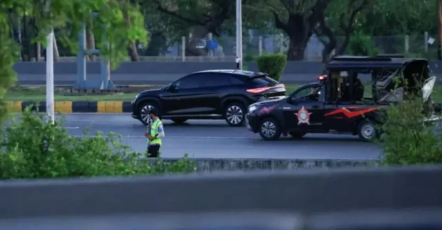 نشرت وكالة رويترز للأنباء هذه الصور لموكب سيارات، وقالت إنه يُعتقد أنه موكب عراقجي، وهو يغادر العاصمة الباكستانية.