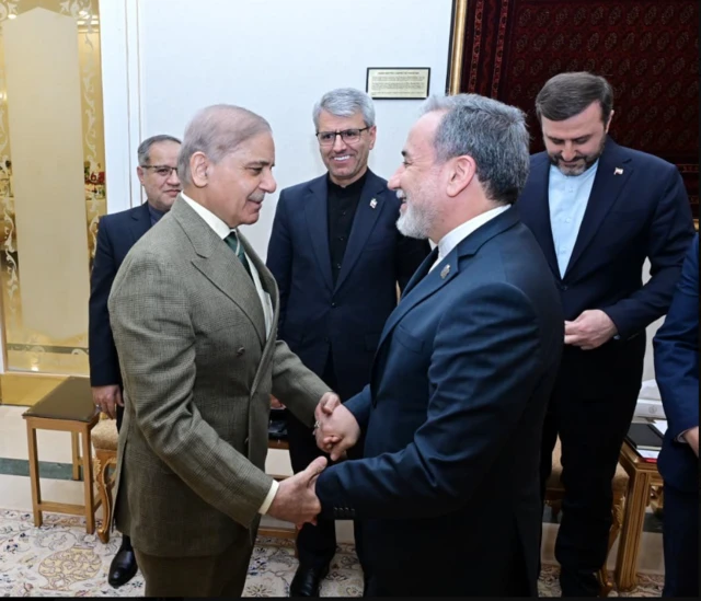 صورة نشرها رئيس الوزراء الباكستاني، شهباز شريف مع وزير الخارجية الإيراني عباس عراقجي، أثناء محادثات عقدها الاثنان في باكستان اليوم.