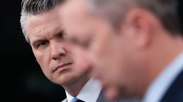 امریکی وزیر دفاع پیٹ ہیگسیتھ اور امریکی فوج کے سربراہ ڈین کین