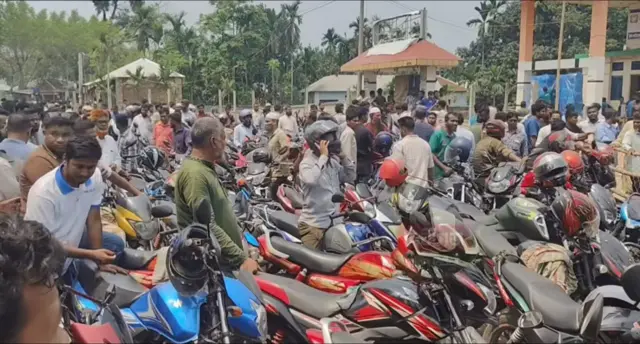 পেট্রোল পাম্পে মোটরসাইকেল চালকদের দীর্ঘ লাইন তৈরি হয়
